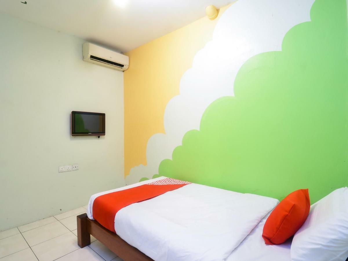 Oyo 44034 Furama Lodging House Kuching Exterior foto